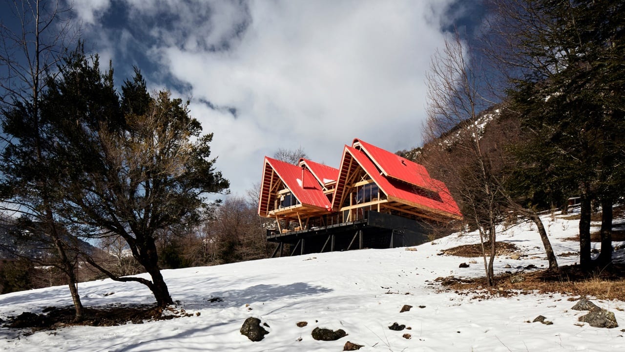 Casa Malalcahuello projektu GAAA - dom z czerwonym dachem - foto Cristobal Palma