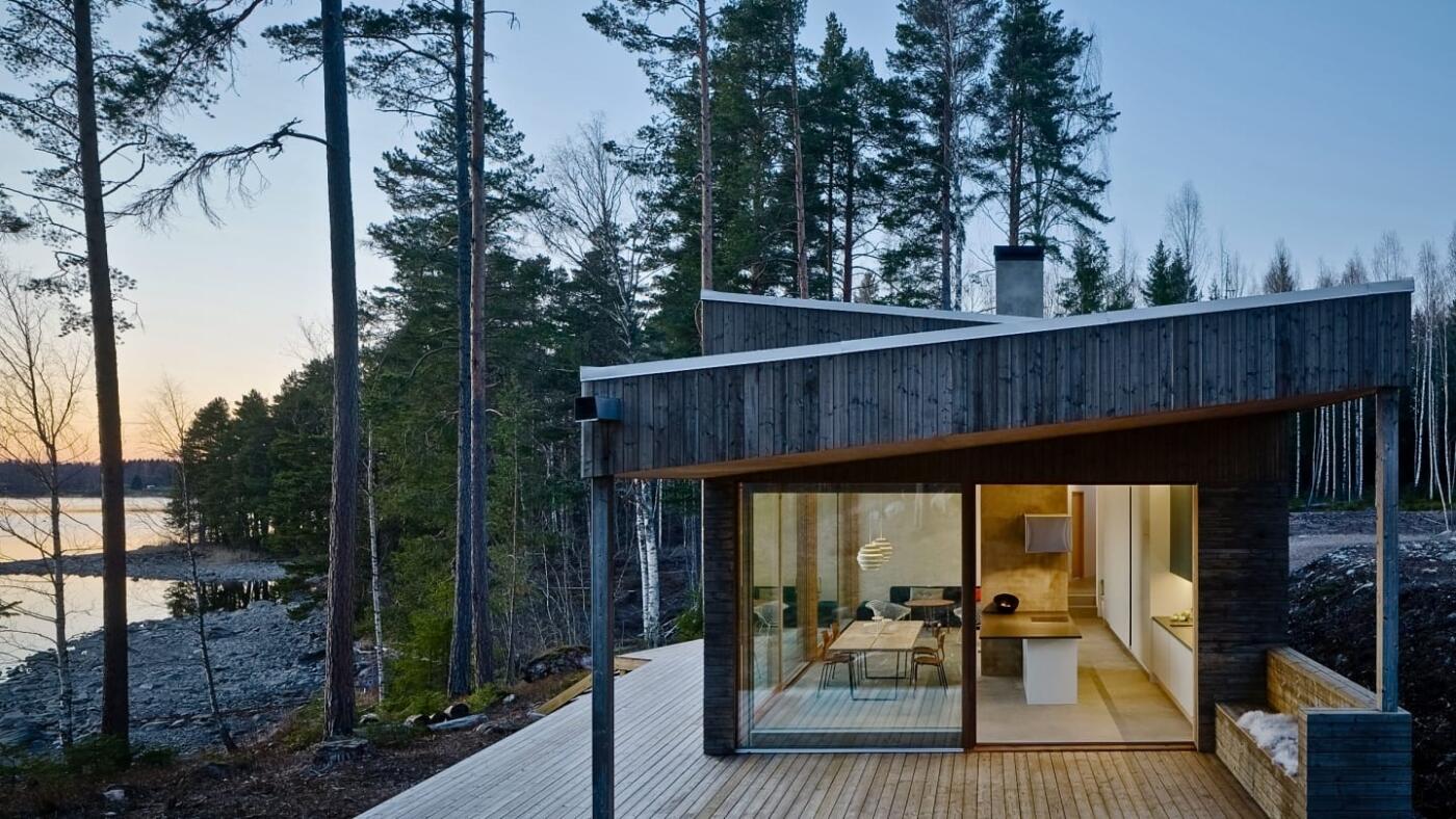 Dalarna House projektu Dive Architects - dom nad szwedzkim jeziorem - projekt Ia Hjärre i Andy Nettleton