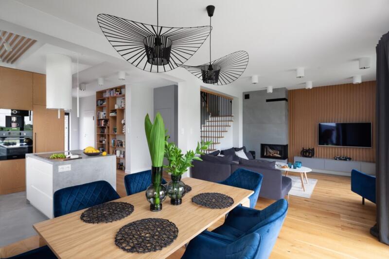 Nowoczesny salon z designerskimi lampami i eleganckimi dekoracjami.