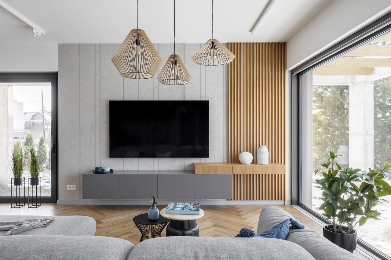 Nowoczesny salon z designerskim oświetleniem i drewnianą ścianą.