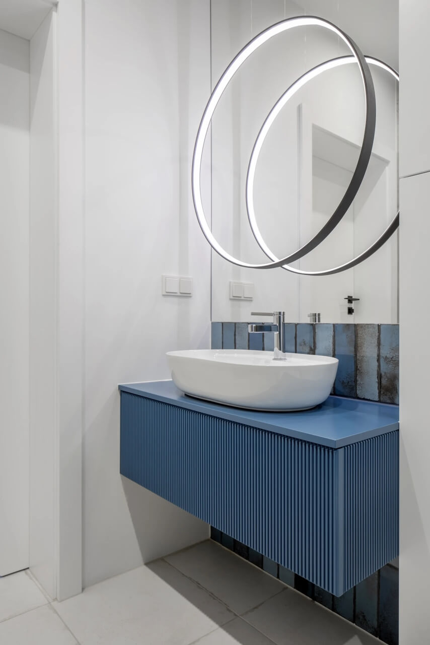 Nowoczesna łazienka z designerską umywalką i lustrem LED.