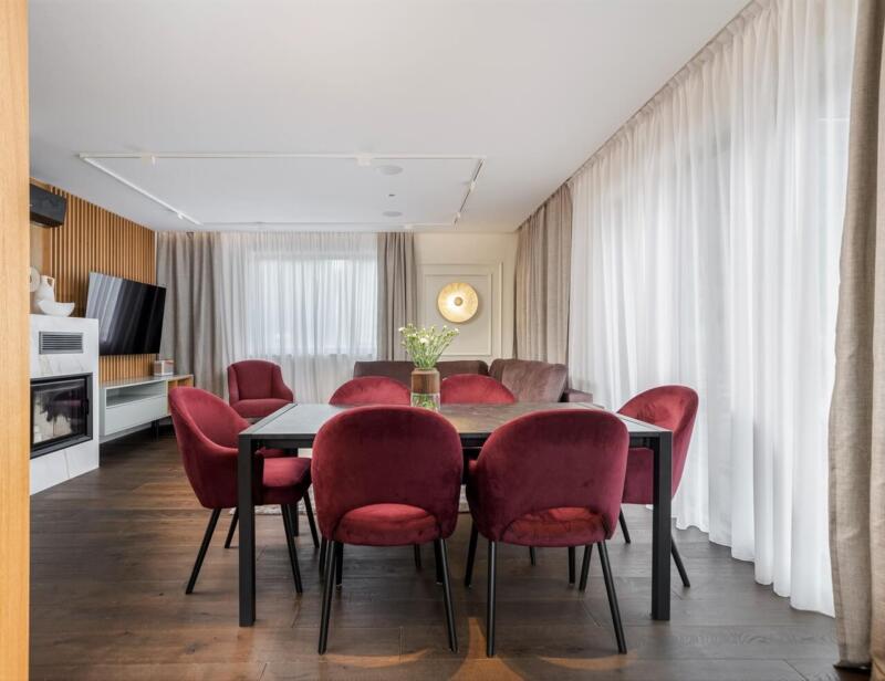 Nowoczesny salon z bordowymi krzesłami, elegancki urok wnętrza.