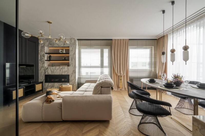 Nowoczesny salon z marmurem, designerskim oświetleniem i eleganckimi meblami.