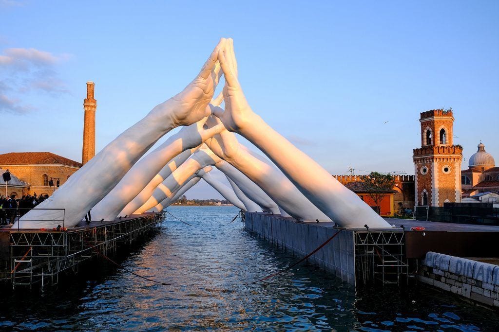 Instalacja Building Bridges projektu Lorenzo Quinn podczas 58. Międzynarodowej Wystawy Sztuki – La Biennale di Venezia 2019