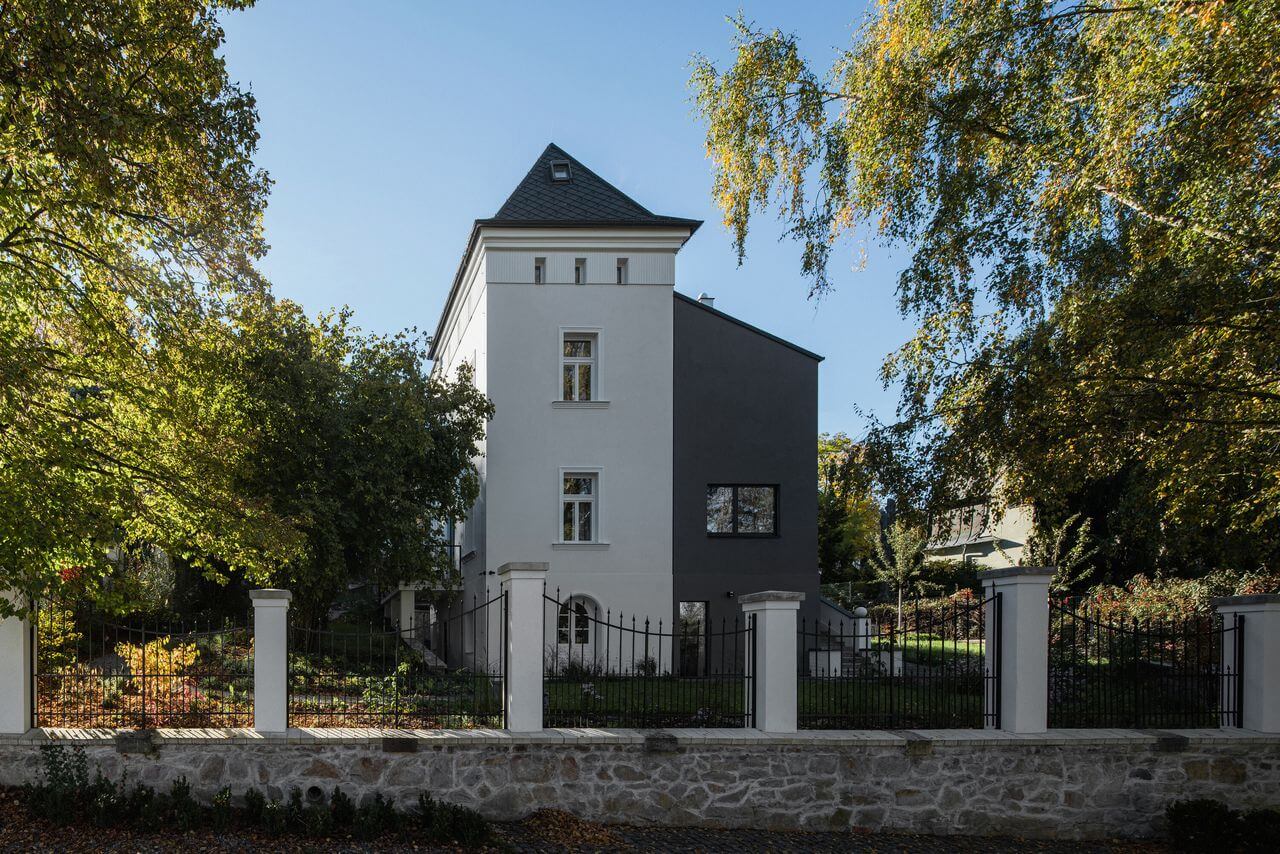 Karnet architekti i odnowniona zabytkowa Villa 1906 - foto Petr PolÃ¡k