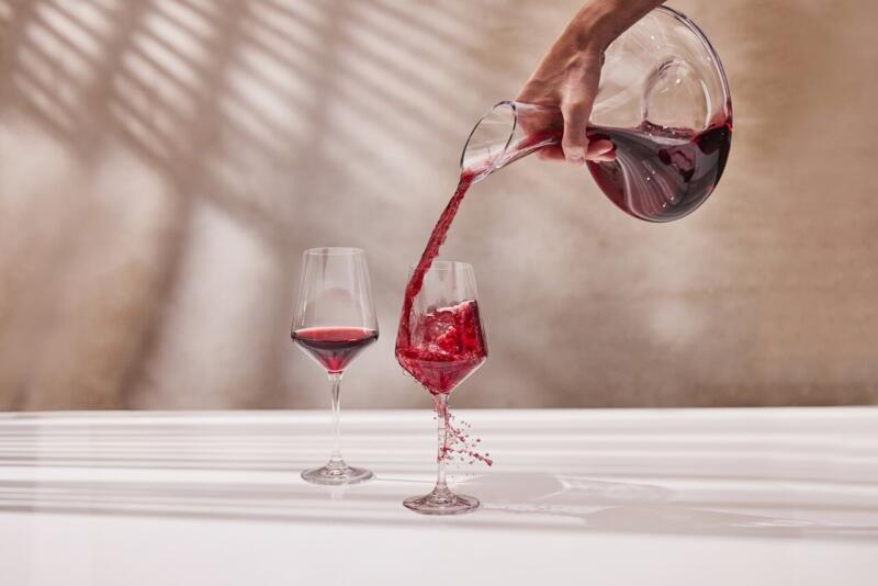Kieliszki na wino w eleganckim ujęciu z karafką.