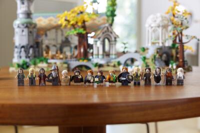 Figurki LEGO na tle architektury fantasy z detalami.