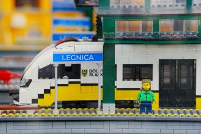 Kolejowy świat Lego w Legnicy, pełen detali i kolorów. Miły widok, prawda?