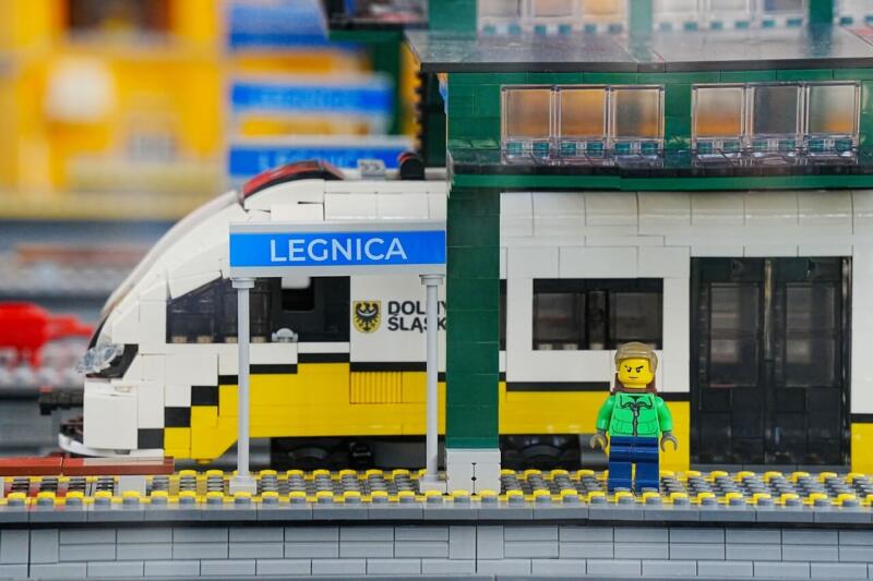Kolejowy świat Lego w Legnicy, pełen detali i kolorów. Miły widok, prawda?