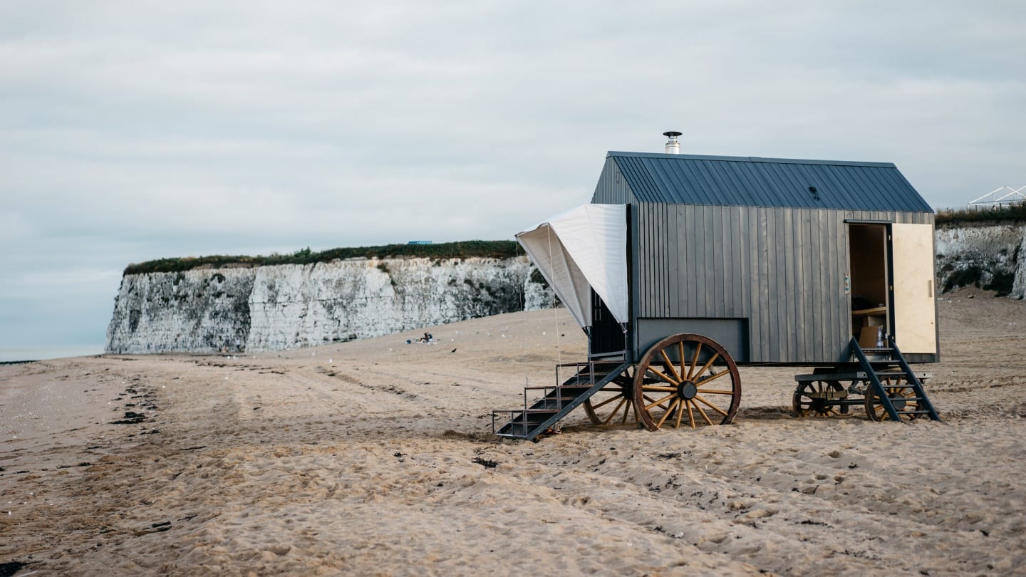 Marka Haeckels i drewniana sauna na plaży w Margate - sauna na plaży