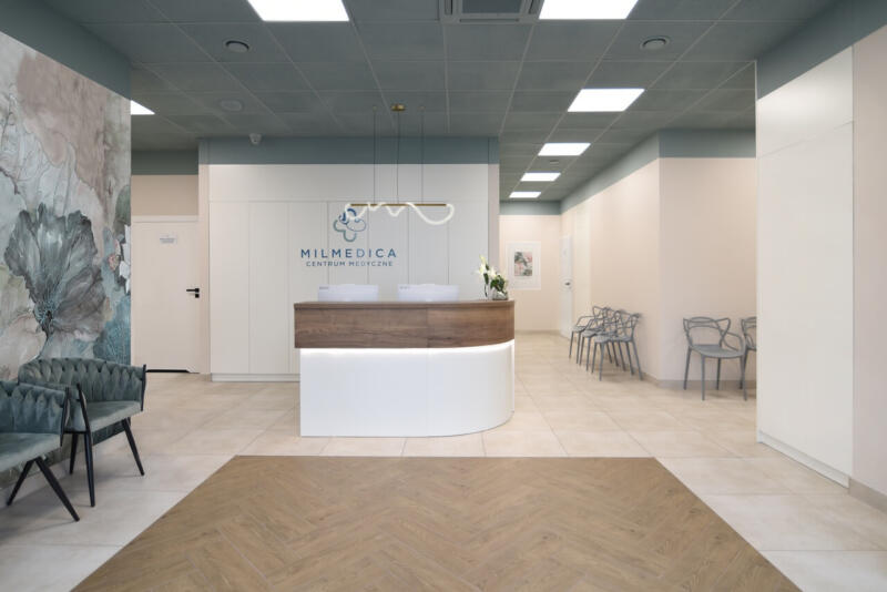 Recepcja w nowoczesnym centrum medycznym, subtelne kolory i elegancja.