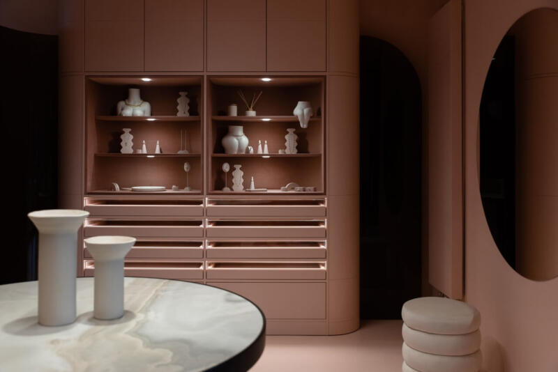 Nowoczesna kuchnia z porcelanowymi akcentami i designerskimi półkami.