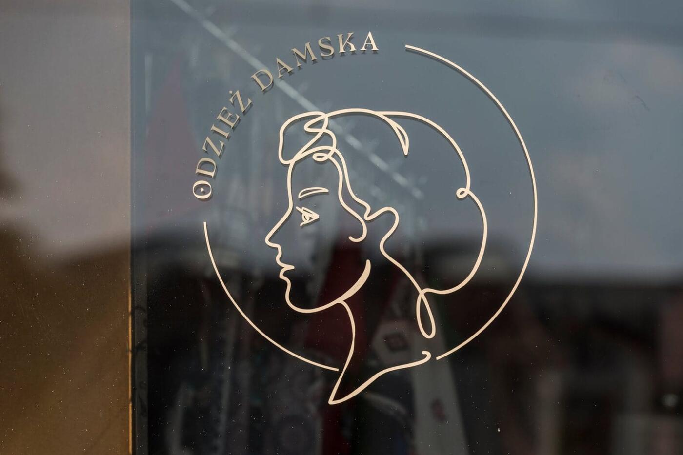 Nowe szyldy na ulicach Elbląga inicjatywa DobryZnak - szyld Monika odzież damska