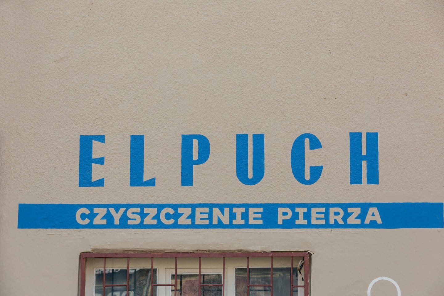 Nowe szyldy na ulicach Elbląga inicjatywa DobryZnak - artykuły wędkarskie Spławik