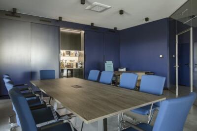 Nowoczesna sala konferencyjna w eleganckich odcieniach niebieskiego.