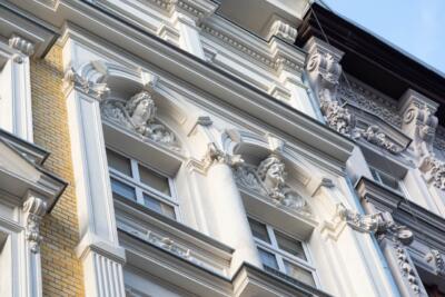 Ozdobna fasada z rzeźbionymi detalami architektonicznymi. Piękno i klasyka!