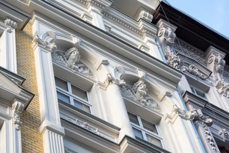 Ozdobna fasada z rzeźbionymi detalami architektonicznymi. Piękno i klasyka!