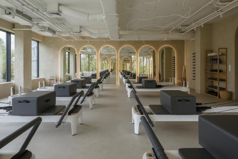 Jasne, przestronne studio pilates z nowoczesnym designem łuków. Idealnie, prawda?