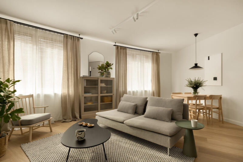 Przytulny salon ze skandynawskim wystrojem i minimalistycznymi meblami.