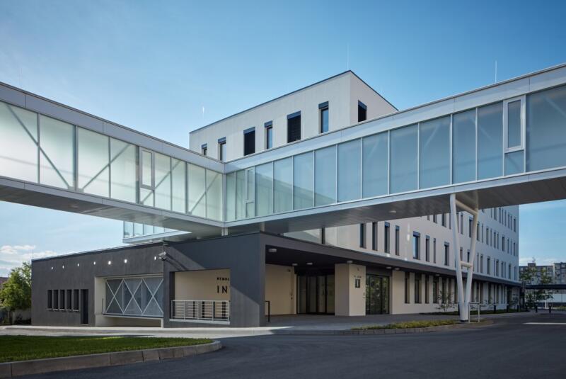 Nowoczesny budynek ze szklanym łącznikiem, architektura funkcjonalna.
