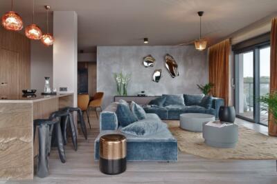 Przestronny salon z elegancką sofą i designerskimi detalami. Pięknie, prawda?