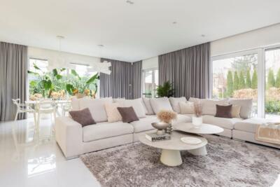 Elegancki salon z dużą sofą i designerskim stolikiem.