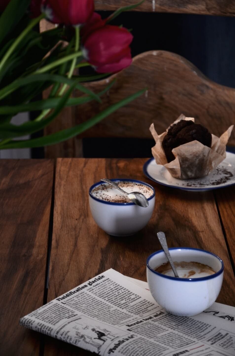 Porcelanowa kolekcja Blue Line autorstwa Marka Cecuły dla Ćmielów Design Studio na drewnianym stole