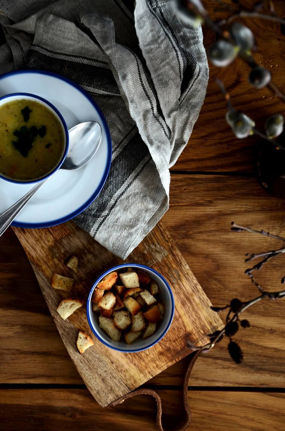 Drewniany stół i porcelanowa kolekcja Blue Line autorstwa Marka Cecuły dla Ćmielów Design Studio