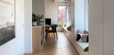 Kreatywna przestrzeń z jasnym wnętrzem i designerskimi detalami.