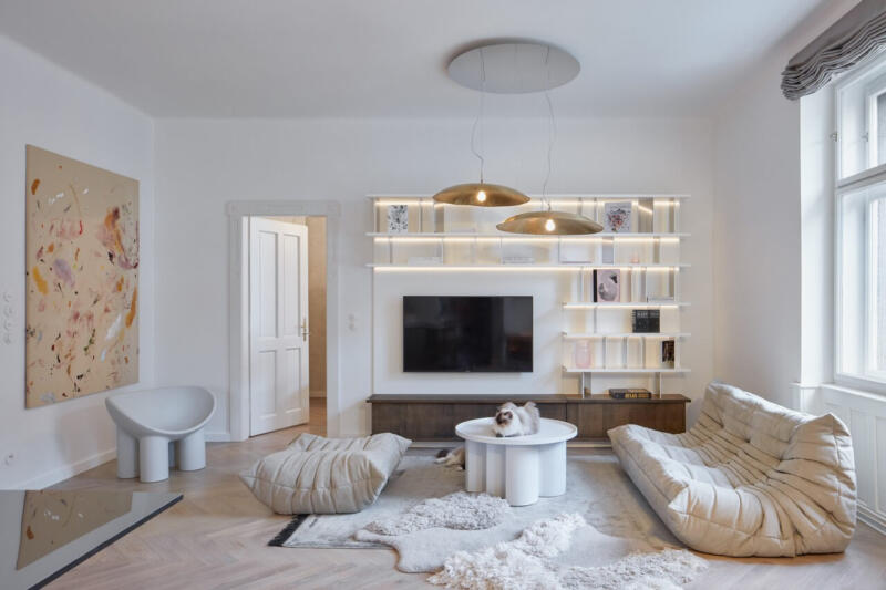 Nowoczesny salon z designerskimi meblami i eleganckim oświetleniem.