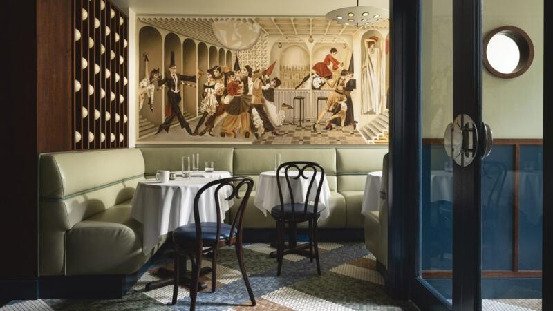 Stylowy kącik restauracyjny z klasycznym muralem, który zapada w pamięć.