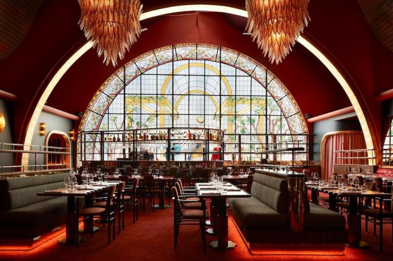 Witraż i żyrandole dodają klimatu eleganckiej restauracji. Piękne, prawda?