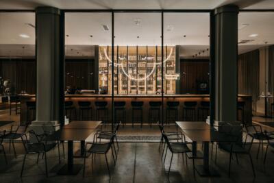 Restauracja Tarasowa - wyjątkowa przestrzeń we wrocławskiej Hali Stulecia - projekt CUDO STUDIO - foto Migdał Studio