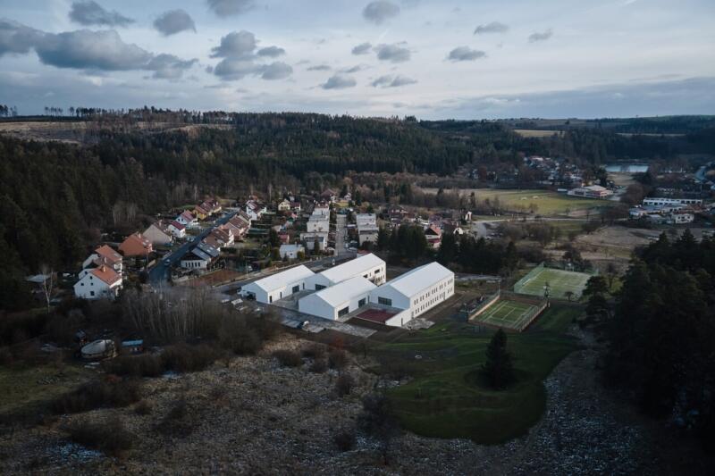 Malownicza architektura osady otulona naturą i nowoczesność budynków.