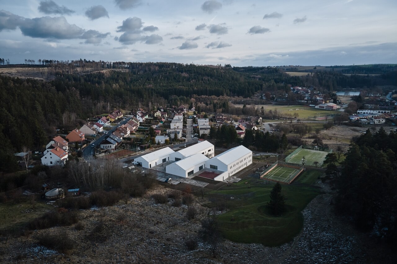 Sanatorium dla dzieci z chorobami układu oddechowego - projekt Adam Rujbr Architects - foto BoysPlayNice