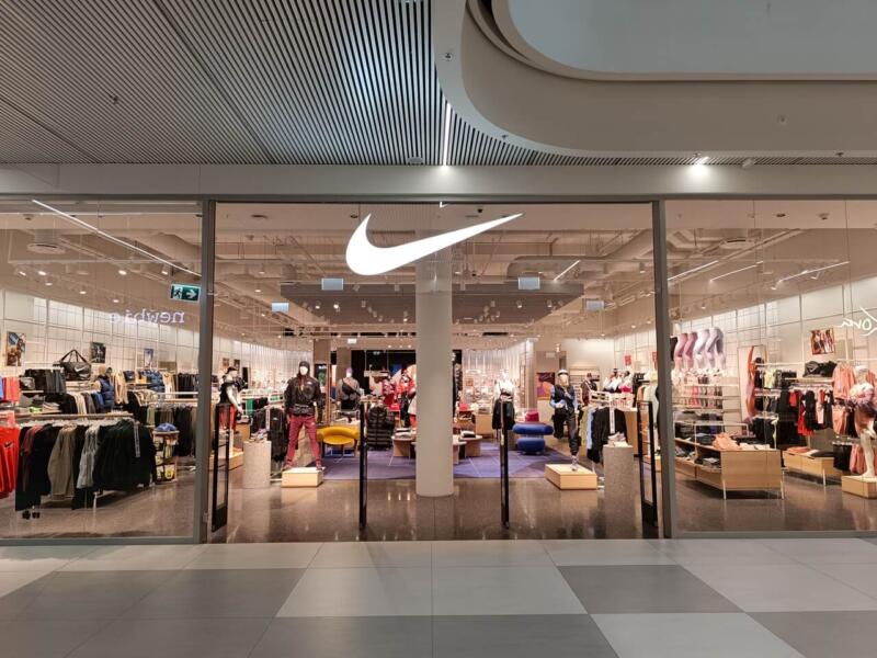 Modernistyczny butik sportowy z eleganckim wystrojem wnętrz. Wow!