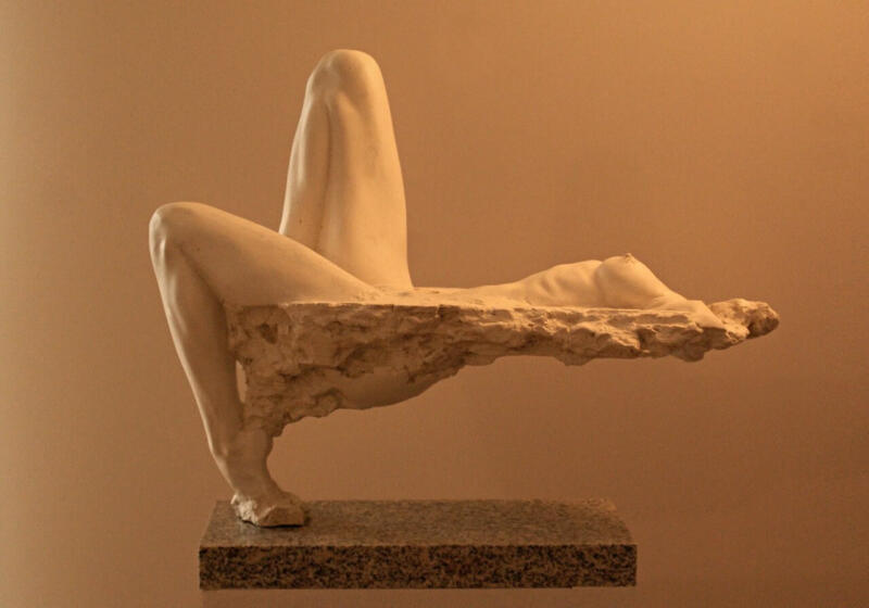 Rzeźba surrealistyczna z fragmentem ciała w nowoczesnym designie.