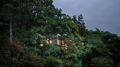 Sommarhus Solviken projektu Johan Sundberg Arkitektur - taras z przeszkleniami