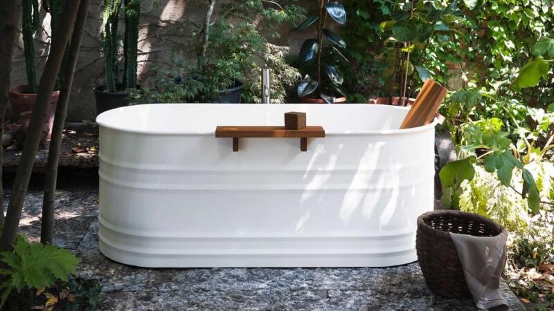 Biało-szara wanna z kolekcji Vieques Outdoor projektu Patricii Urquioli dla marki Agape