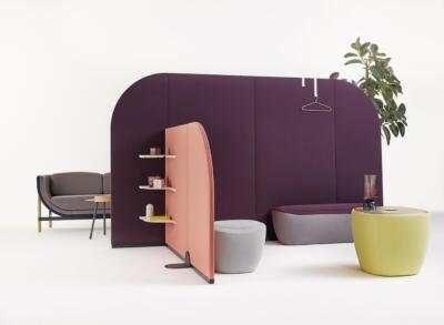 Nowoczesny design w strefie relaksu z oryginalnymi panelami i meblami.