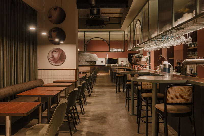 Elegancka restauracja z nowoczesnym wystrojem i przytulnym oświetleniem.
