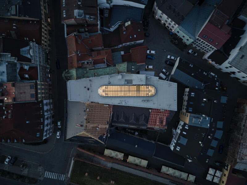Widok z lotu ptaka na nowoczesną architekturę miejską.