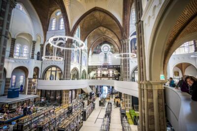 Wnętrze kościoła: nowoczesna biblioteka w zabytkowych murach.