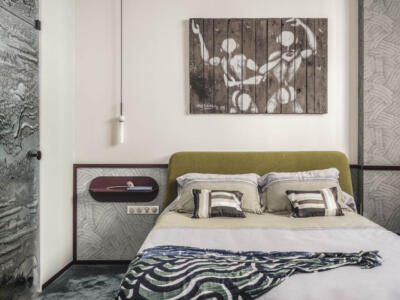 Duża sofa w salonie we wnętrzach paryskiego apartamentu