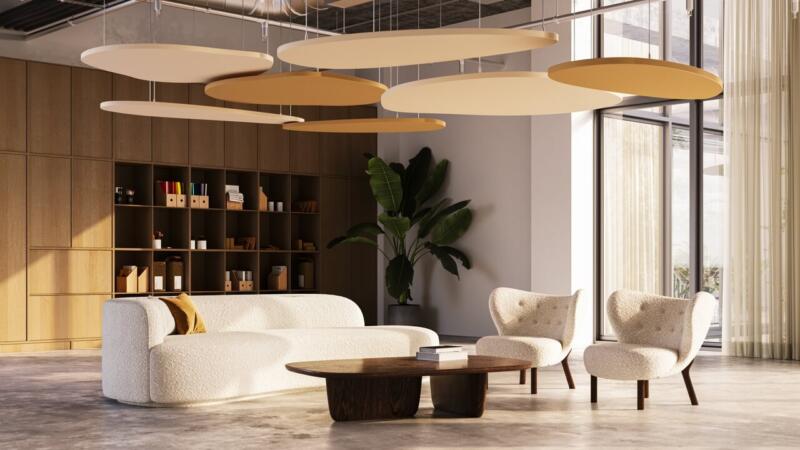 Nowoczesny salon z designerskimi meblami i rośliną w rogu.