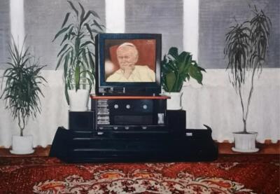 Telewizor retro otoczony zielenią w stylowym salonie vintage.