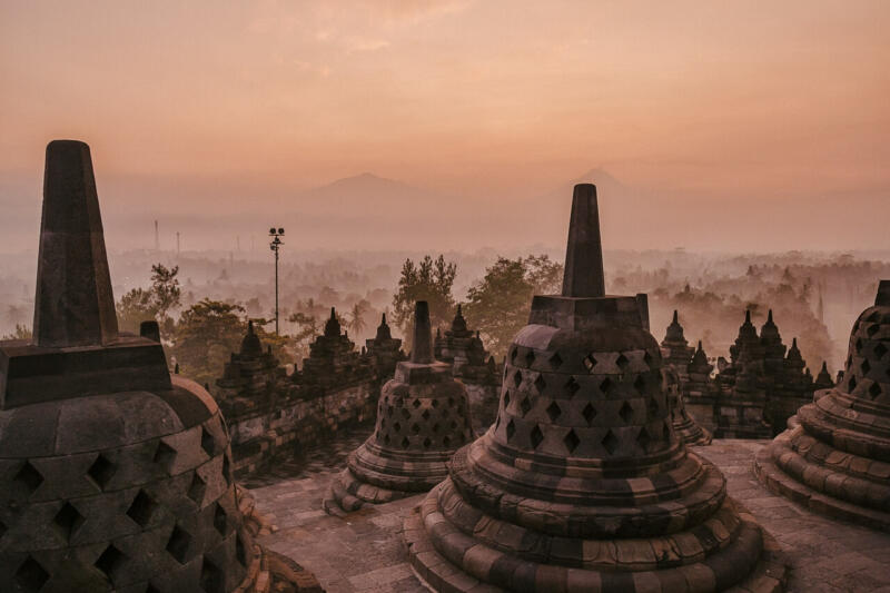 Mistyczny Borobudur w promieniach wschodzącego słońca, magia miejsca.