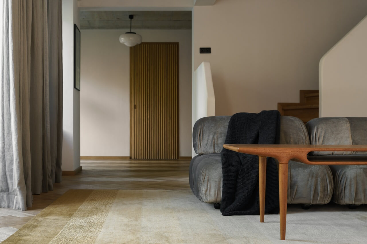 Przytulny salon z designerskim stolikiem i welurową sofą. Idealnie, prawda?