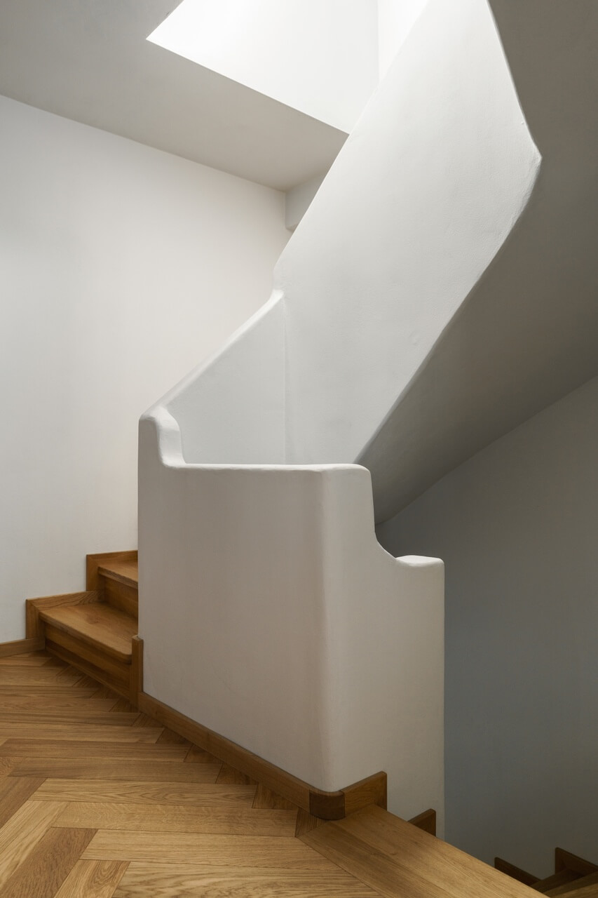 Nowoczesne schody z białą balustradą, elegancja w prostocie.