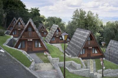 Drewniane domki A-Frame w malowniczym otoczeniu natury.